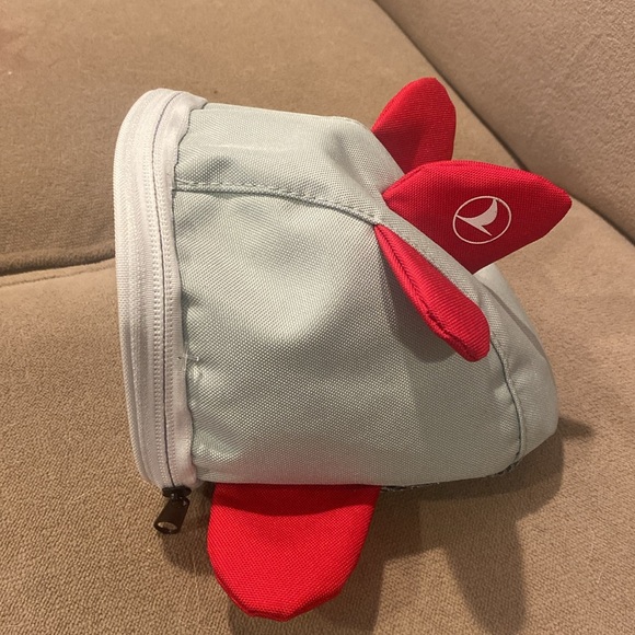 TURKISH AIRLINES HIGH FIVE KIDS Travel kit includes headphones and toothbrush - Picture 2 of 6
